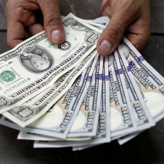 Dólar, a la venta hasta en 19.74 pesos en bancos capitalinos