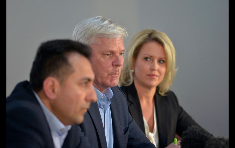 Fidel Narvaez (i a d), el excónsul de Ecuador en Londres, Kristinn Hrafnsson, director de WikiLeaks y la abogada  Jennifer Robinson durante la rueda de prensa hoy en Londres. AP/N. Ansell