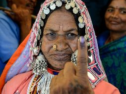 Una mujer muestra su dedo con tinta tras votar en Pedda Shapur, a las afueras de Hyderabad. AFP/N. Seelam