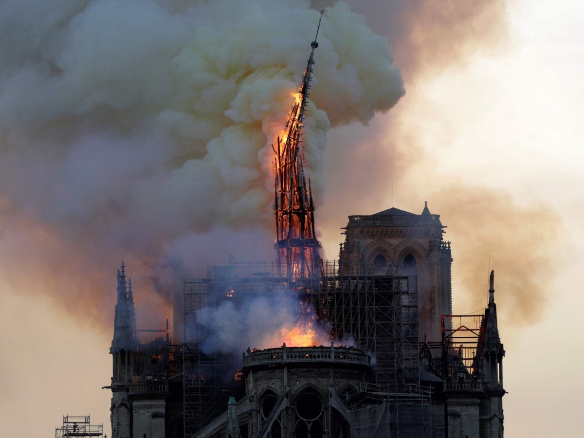  Colapsa aguja de la joya gótica de la catedral de Notre Dame