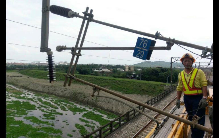 Un trabajador examina daños en la línea de tren cerca de Hualien. AP/Taiwan Railways Administrations