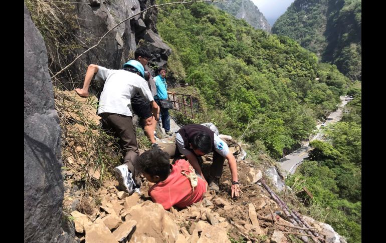 Rescatistas auxilian a un turista lesionado (de rojo) en el Parque Nacional Taroko en Hualien. AP/Parque Nacional Taroko