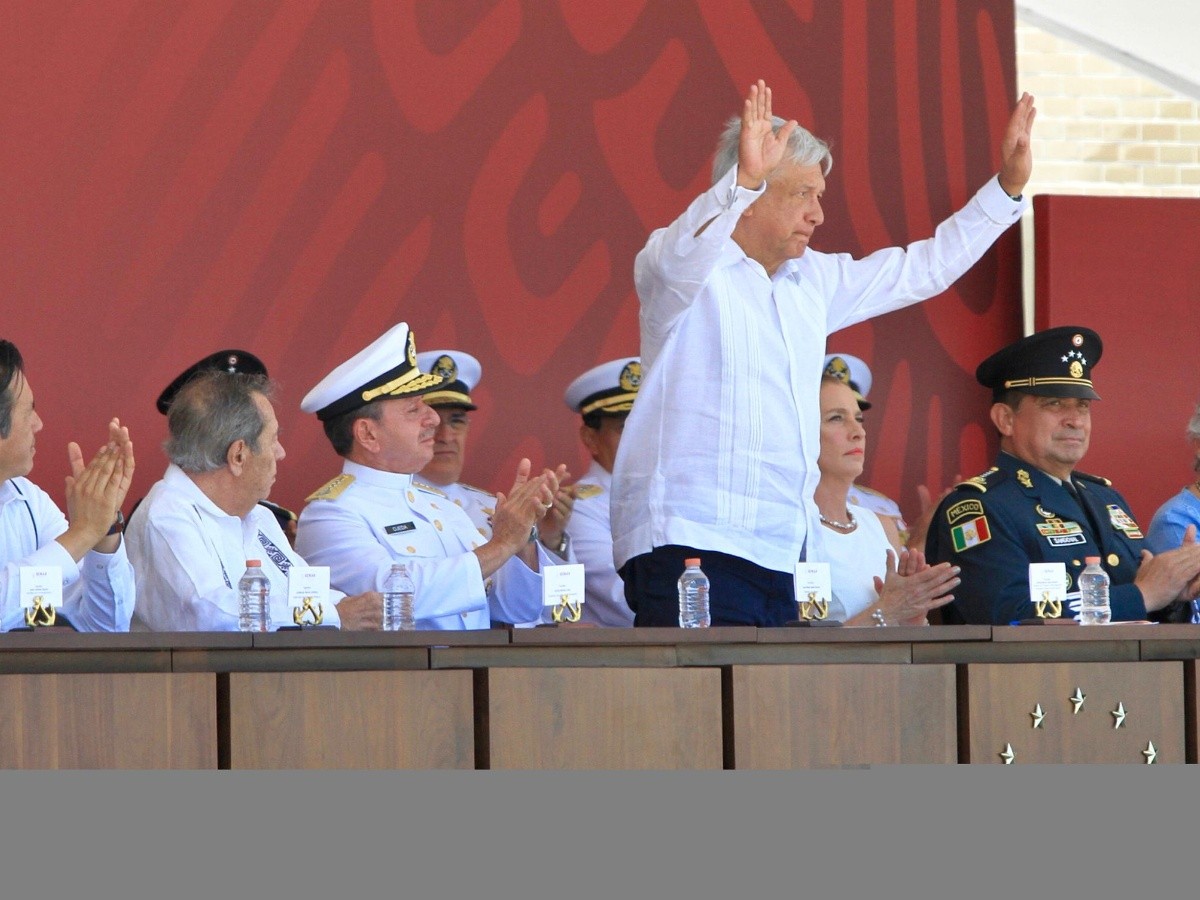  López Obrador entrega condecoración al secretario de la Marina 