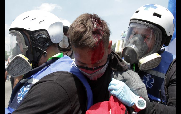 Paramédicos auxilian a un hombre lesionado en la cabeza en el marco de las protestas contra el gobierno de Nicolás Maduro en Caracas.