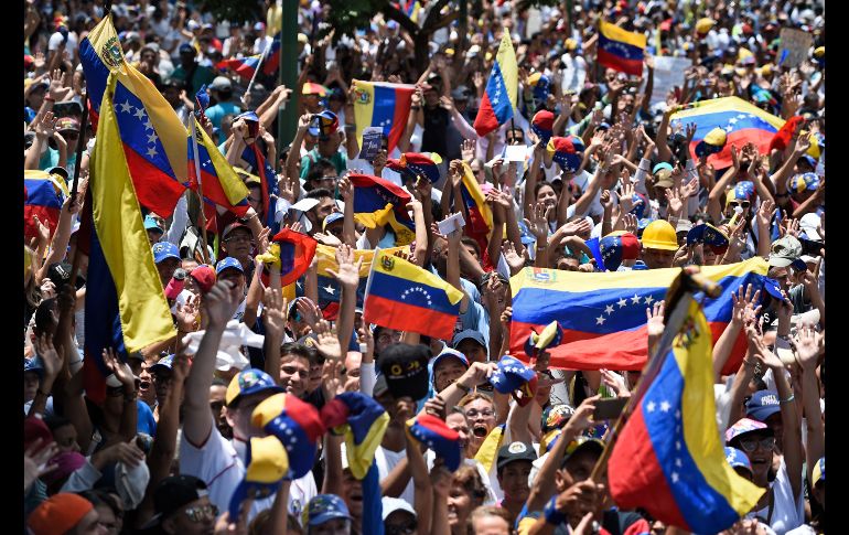 Opositores al gobierno de Maduro se manifiestan en Caracas en el marco del Día del Trabajo. AFP/F. Parra