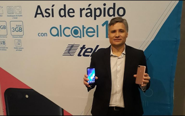 Alejandro Filippi, director de Calidad y Atención al Cliente de Alcatel Latinoamérica, muestra el S1. ESPECIAL