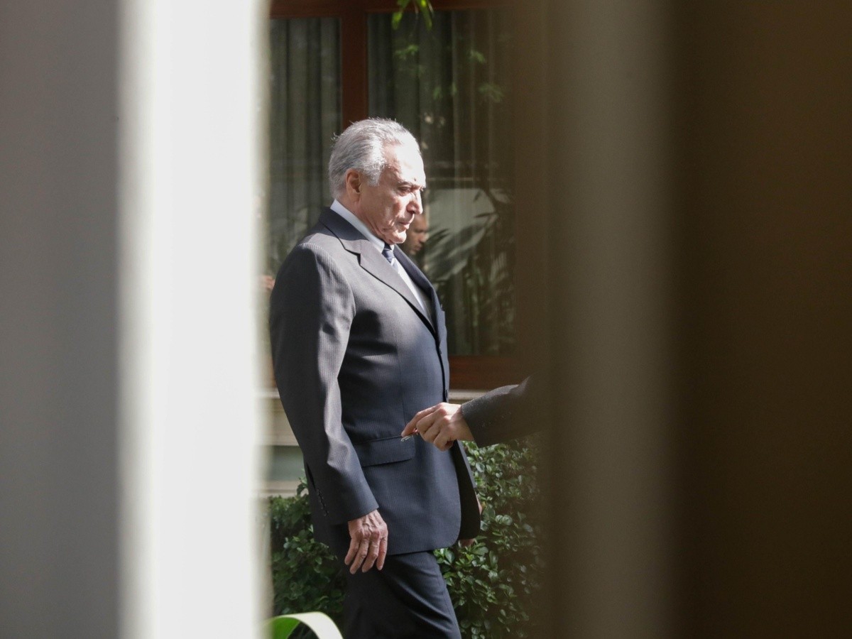  Ex presidente Michel Temer se entrega a la policía en Brasil