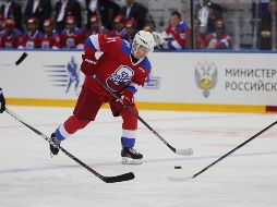 El presidente de Rusia, Vladímir Putin (c), participa este viernes en el partido de la gala de la Noche del Hockey en el estadio Olímpico de Sochi. EFE/M. Klimentyev, SPUTNIK