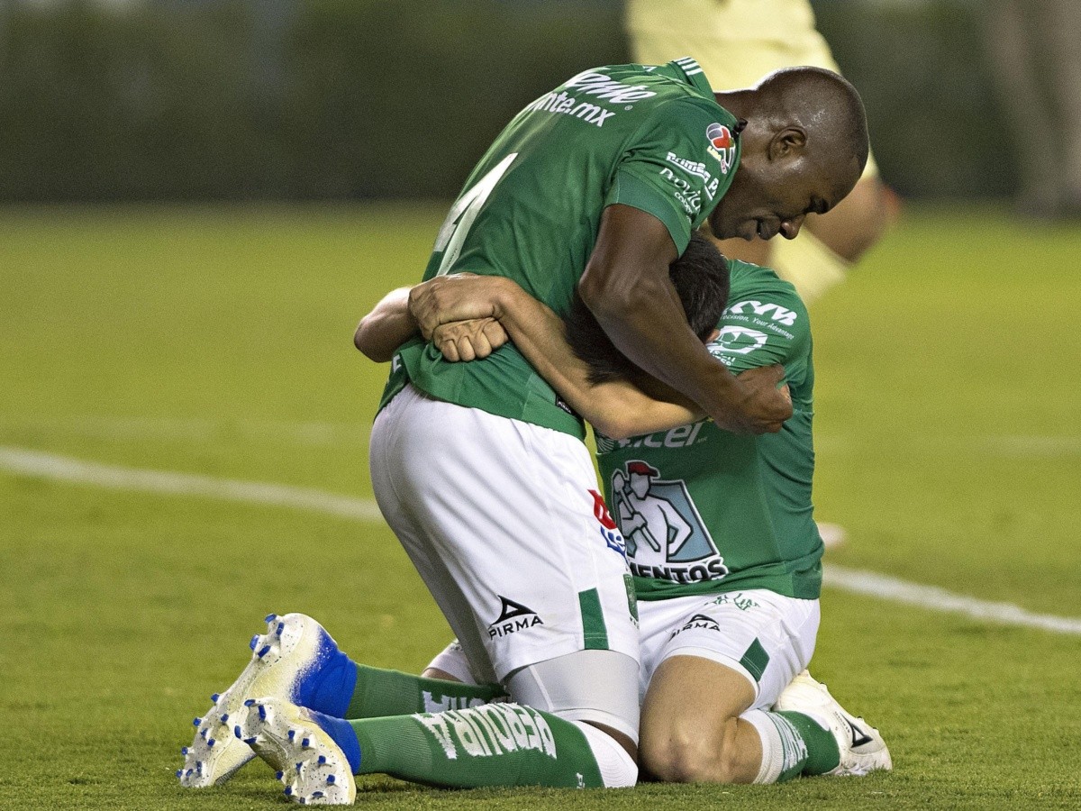  Aficionados acampan fuera del estadio de León