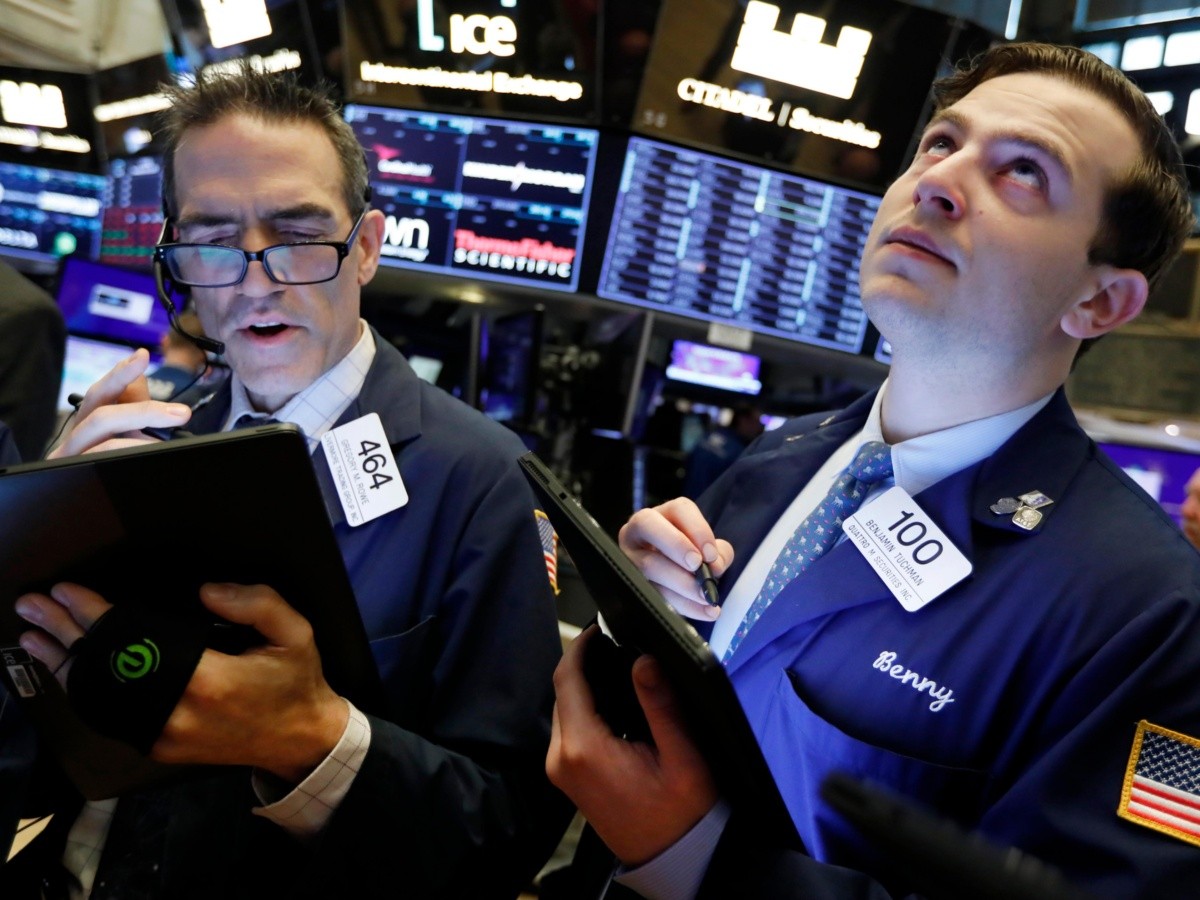  Wall Street cierra al alza, pero hila tres semanas negativas