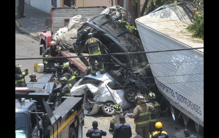 Un total de 15 automóviles resultaron afectados por el impacto del tráiler. EFE/M. Guzmán