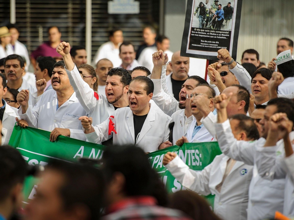  Trabajadores del ISSSTE protestan contra recortes de personal