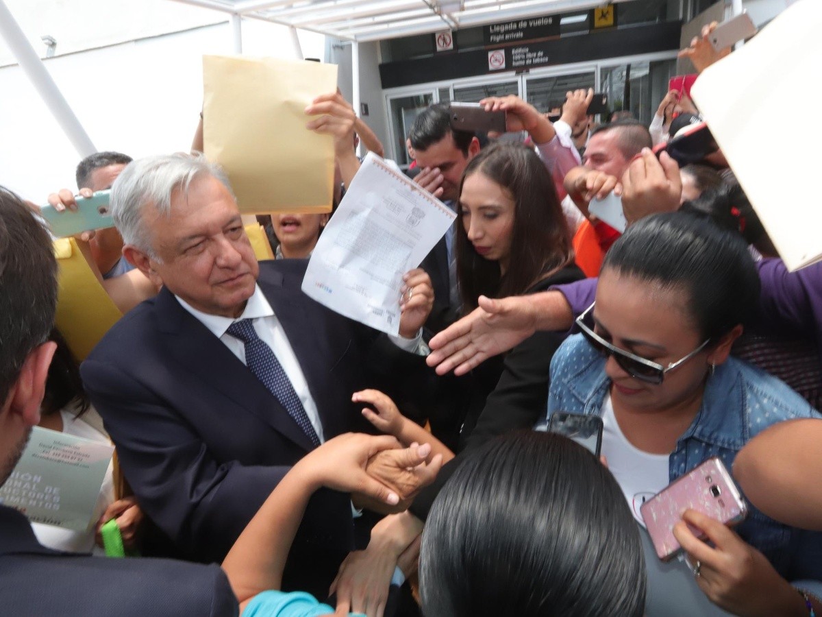  Vuelo de López Obrador registra problemas al aterrizar en Tepic