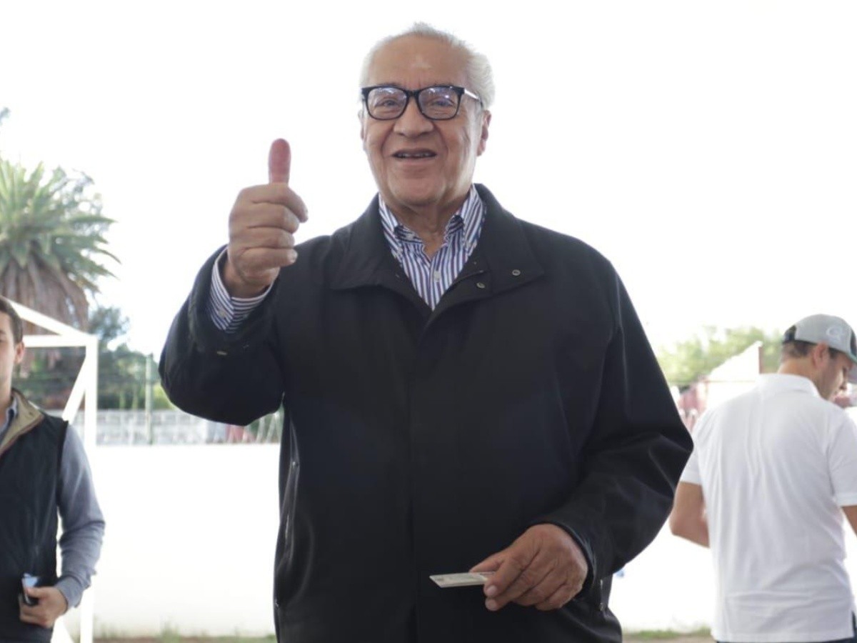  Gobernador de Puebla acude a las urnas a emitir su voto