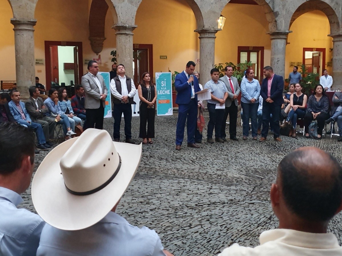  Productores advierten crisis del sector lechero de Jalisco