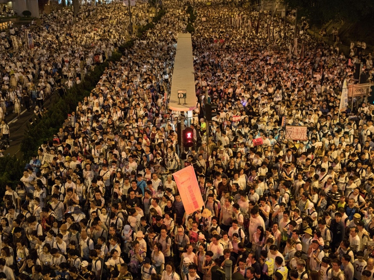  Marcha contra extradiciones llena las calles de Hong Kong 