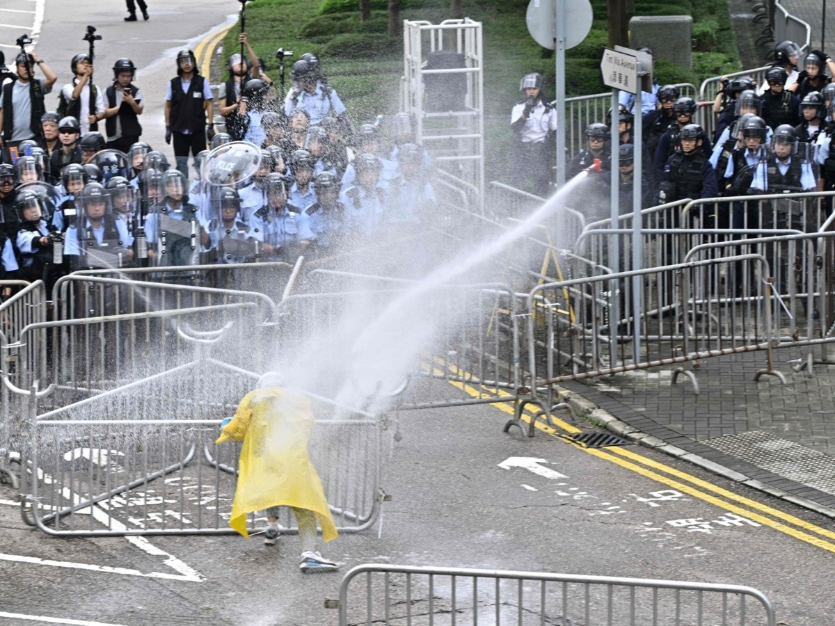  Reprimen en Hong Kong masiva protesta contra ley de extradición