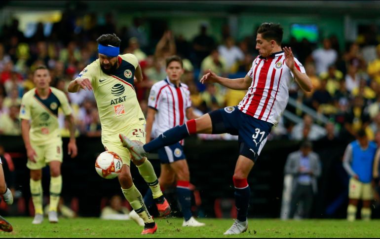 En cinco años con el América, Peralta (I) no desaprovechó ocasiones para burlarse de Chivas. IMAGO7/ARCHIVO