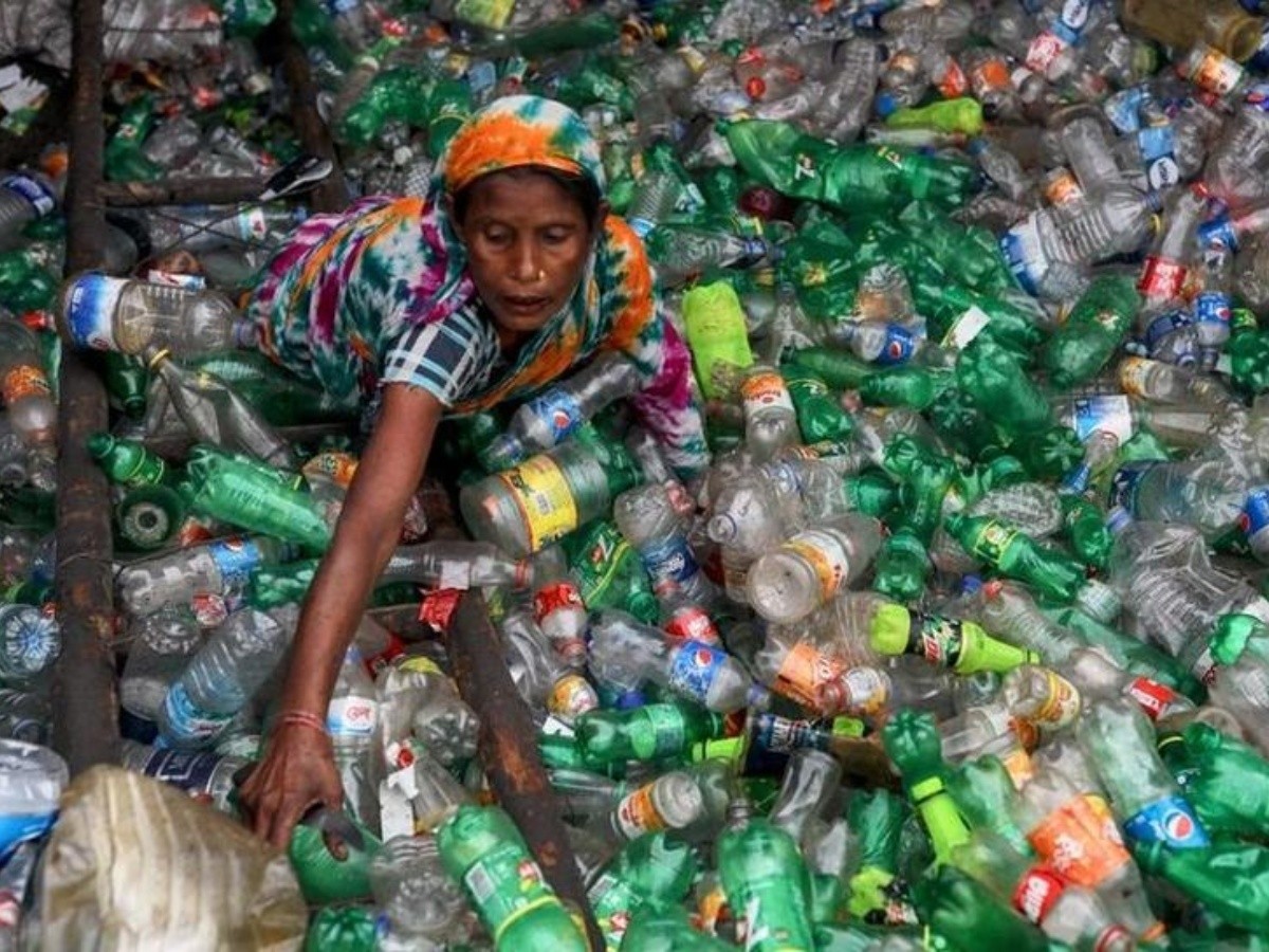  Cómo los plásticos pasaron de ser una promesa de utopía futurista a la actual pesadilla ecológica