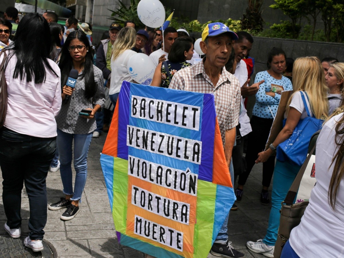  Entre protestas, venezolanos reciben a Michelle Bachelet 
