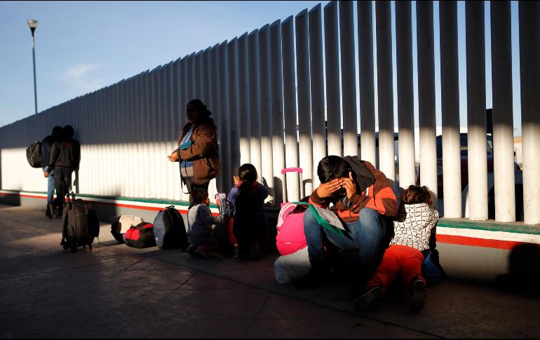 La autorización de la ayuda llega días después de que se difundieran varios decesos de migrantes en el Río Bravo y las condiciones insalubres que enfrentaban menores en un centro de Texas. AP/G. Bull