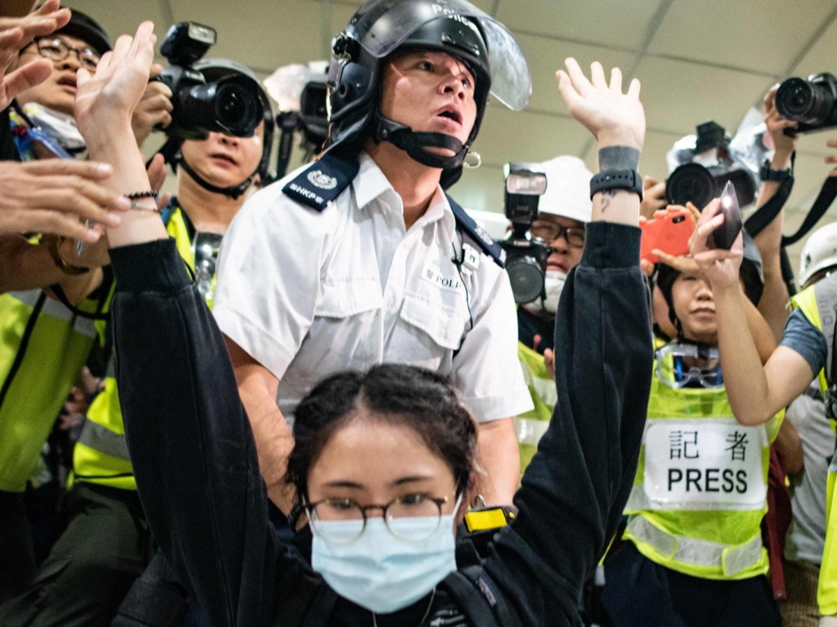  Marcha en Hong Kong acaba con enfrentamientos entre policía y opositores