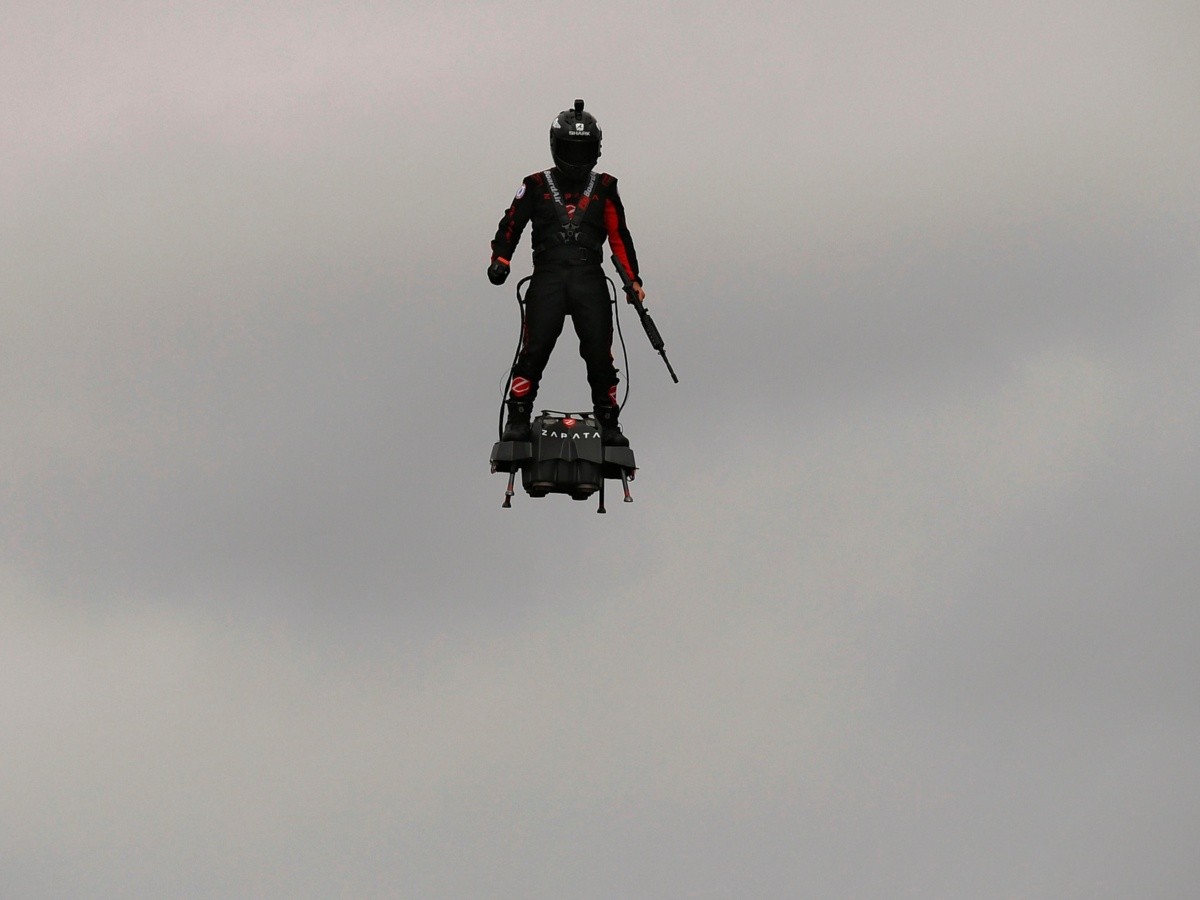  Soldado volador destaca en desfile del Día de la Bastilla