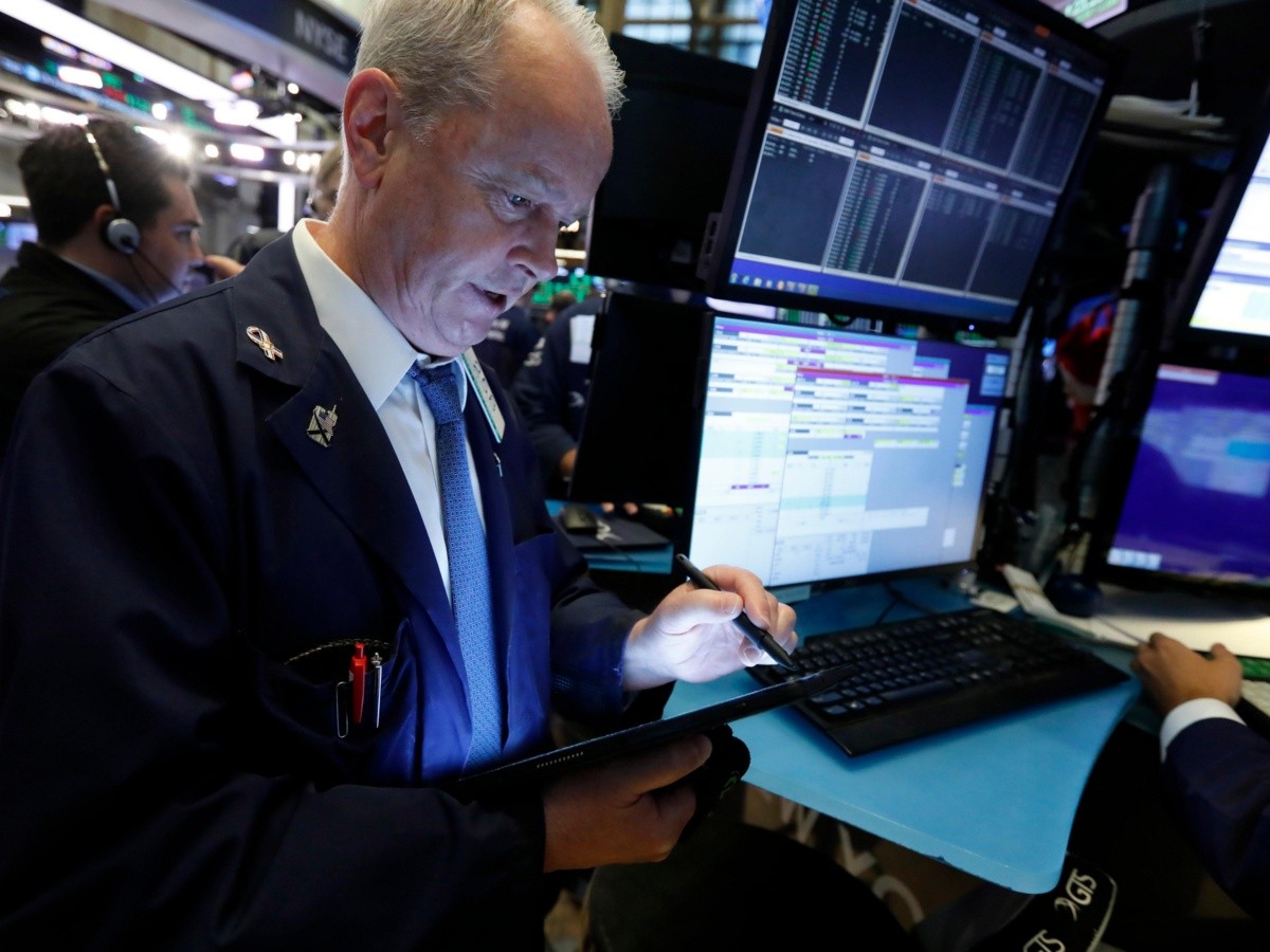  Wall Street inicia la semana con altibajos, atenta a resultados empresariales