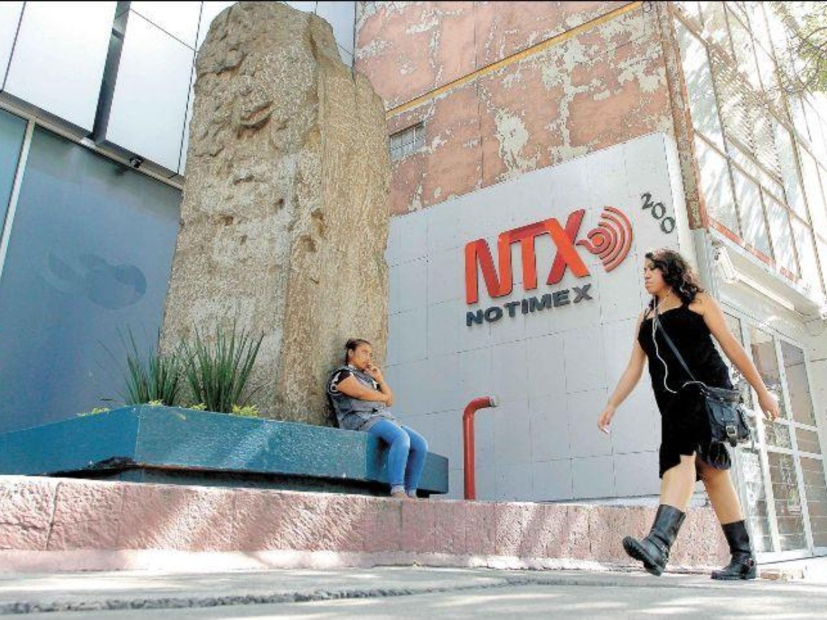  Ex trabajadores de Notimex entregan carta a López Obrador