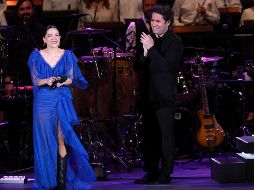 Natalia Lafourcade y Gustavo Dudamel llenaron el recinto al aire libre de Los Ángeles con 17 mil 500 asistentes. EFE / M. Craig