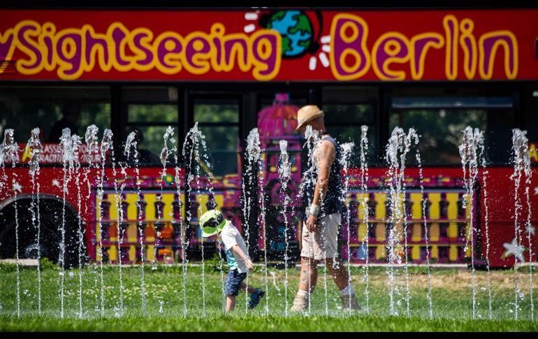 Un niño se acerca a una fuente en Berlín, Alemania. AFP/J. Macdougall