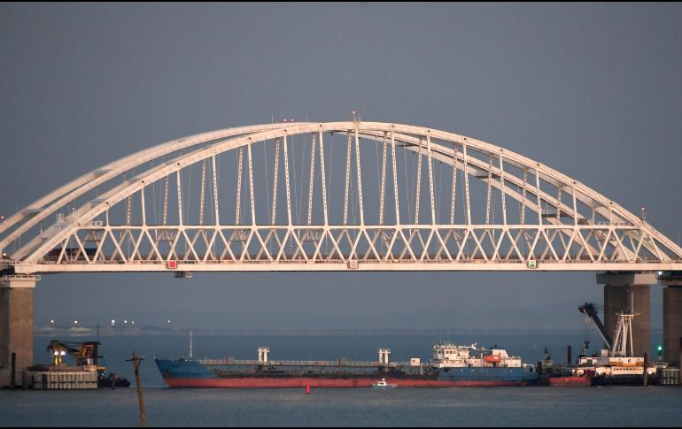 En noviembre de 2018, un buque ruso bloqueó el paso de los buques de la Armada ucraniana por el estrecho de Kerch cerca de las costas de la península de Crimena. AP / ARCHIVO