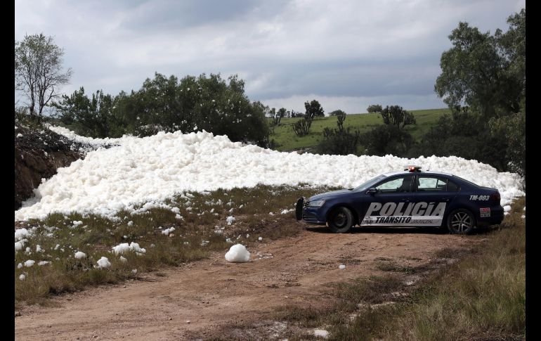 Así luce este viernes la espuma formada por desechos en aguas del canal de Valsequillo. EFE/H. Ríos