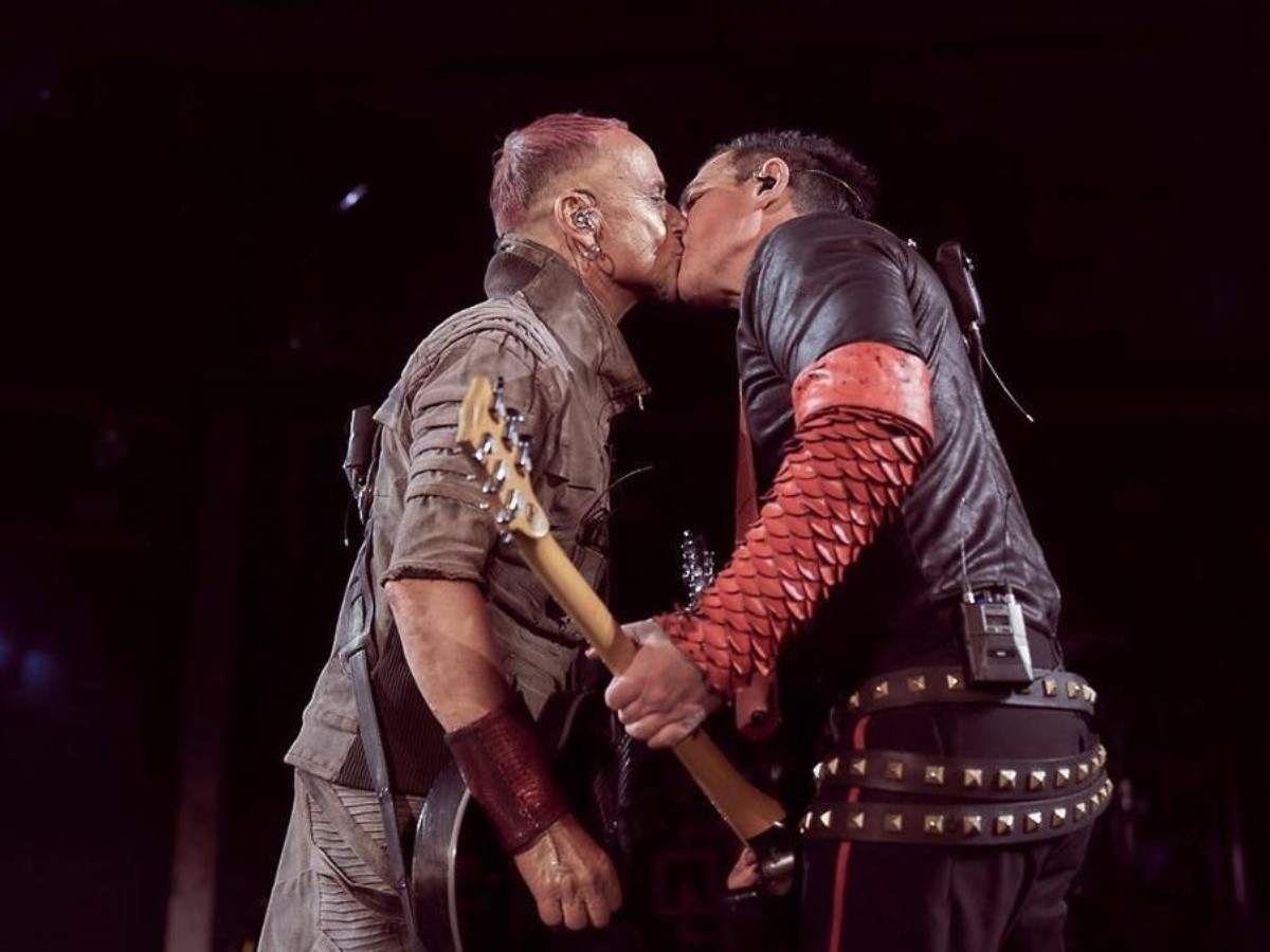  Integrantes de Rammstein se besan durante concierto