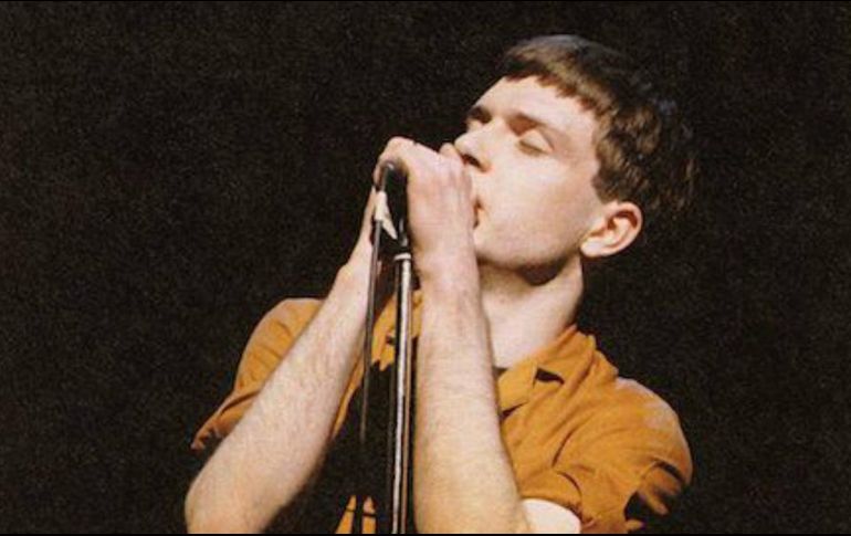 Ian Curtis, quien lideraba la banda Joy Division, se quitó la vida a los 23 años; era conocido por su generación debido a sus característicos bailes, su voz y letras.  FACEBOOK / Joy Division