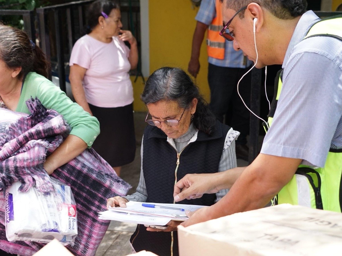  Entrega DIF Jalisco apoyos a población afectada de Zapopan tras tormenta
