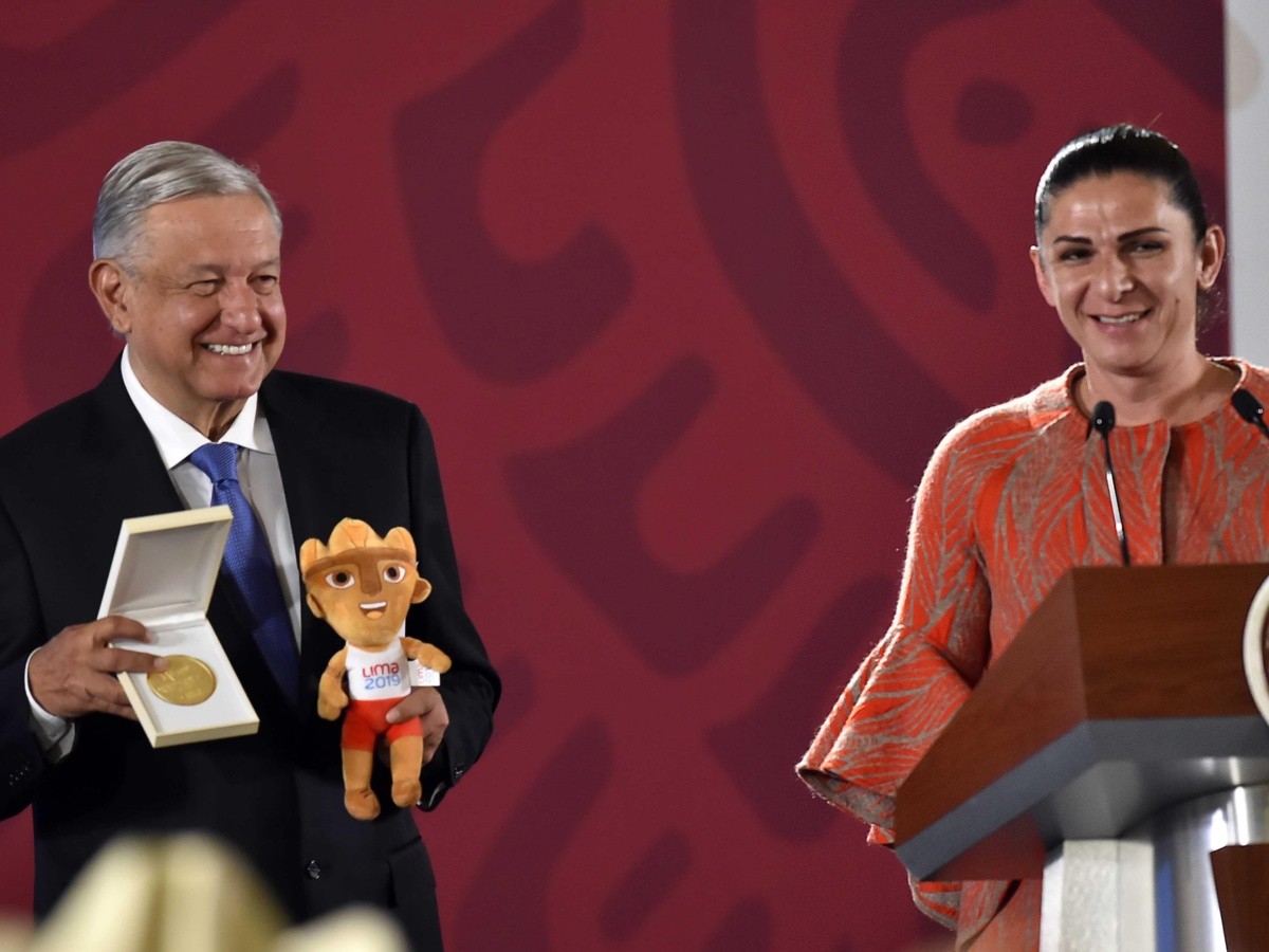  Ana Guevara da medalla conmemorativa a López Obrador por Panamericanos
