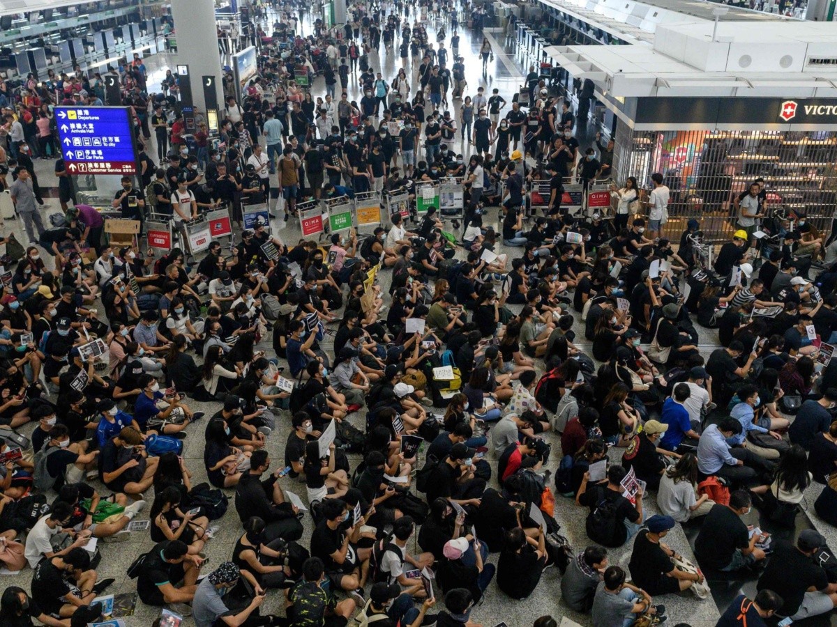  Protestas vuelven a cancelar vuelos en aeropuerto de Hong Kong 