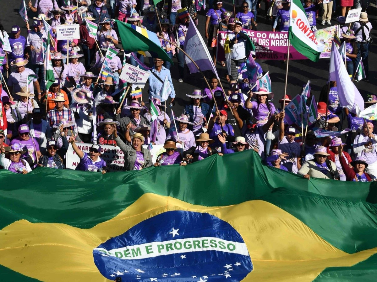  Miles de mujeres paralizan Brasilia en gran protesta contra Bolsonaro