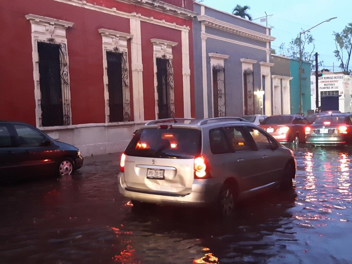  Lluvia de la tarde genera caos vial y encharcamientos en Guadalajara