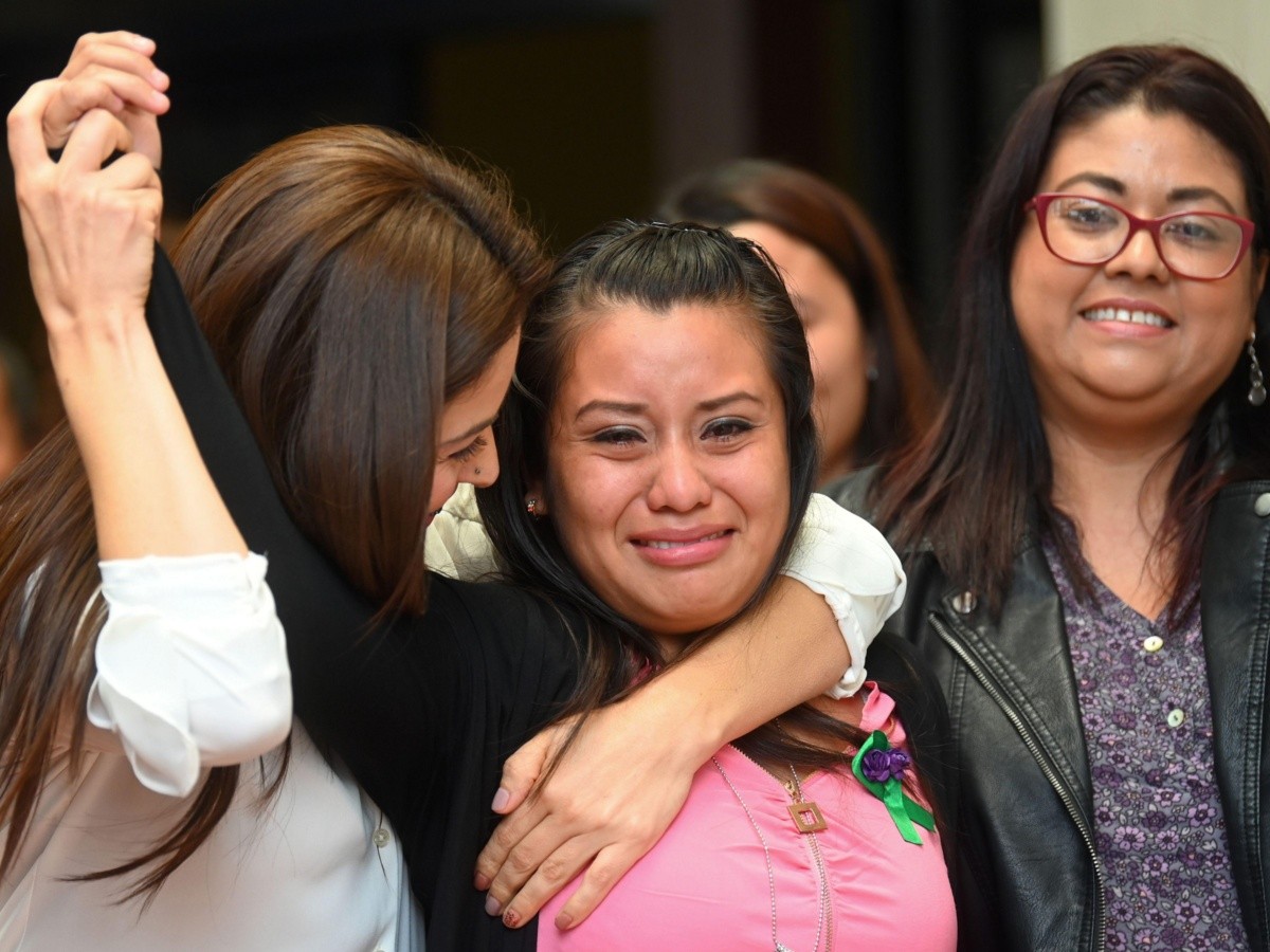  Absuelven a acusada de homicidio por supuesto aborto en El Salvador