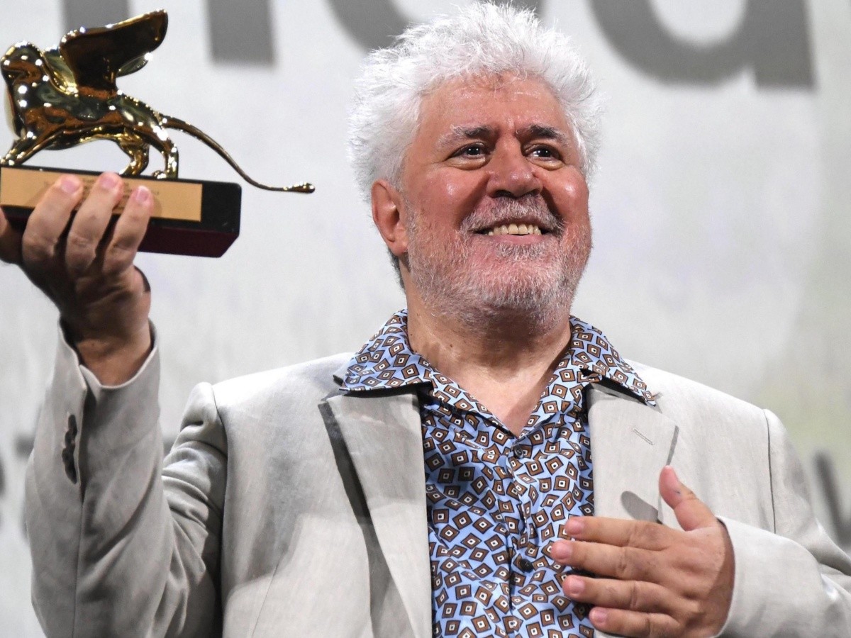  Almodóvar recibe el León a la Carrera como un 