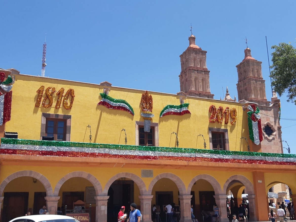  Embellecen Dolores y San Miguel de Allende para las Fiestas Patrias