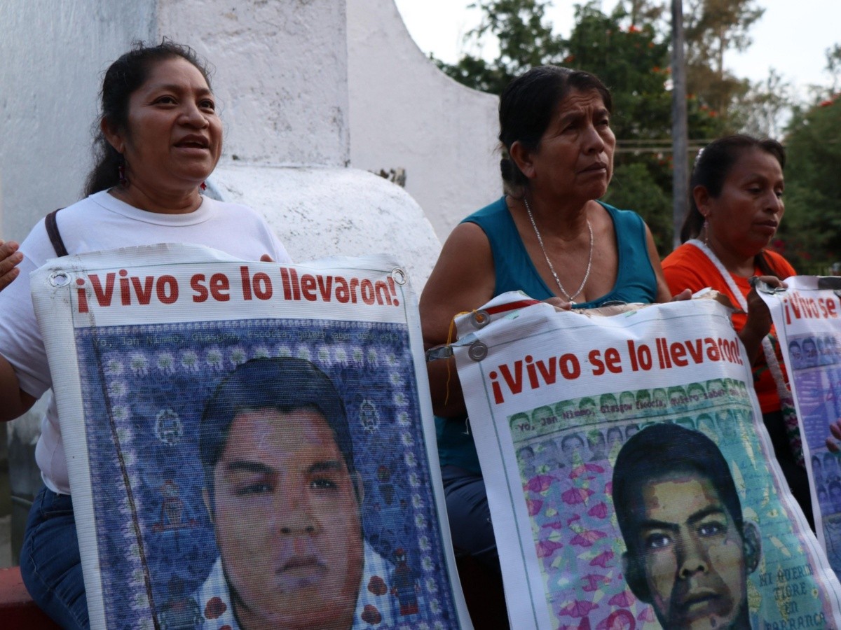  Padres de 43 normalistas de Ayotzinapa realizan mitin frente a FGR