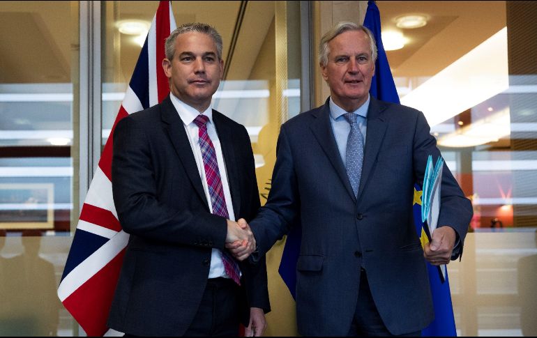 El negociador británico Stephen Barclay (izq) y su colega de la UE, Michel Barnier (der) celebraron este viernes una reunión 