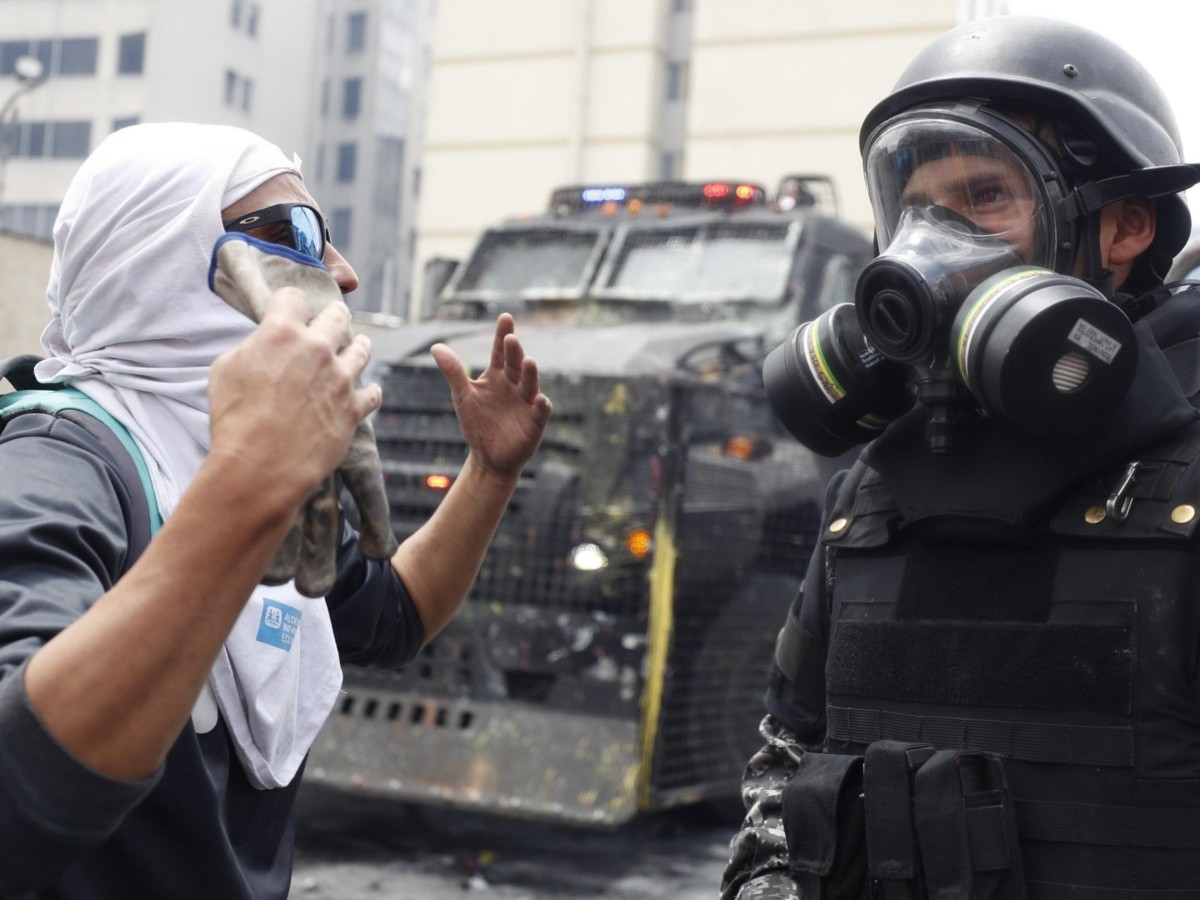  Policía dispersa con gases lacrimógenos a manifestantes en Quito