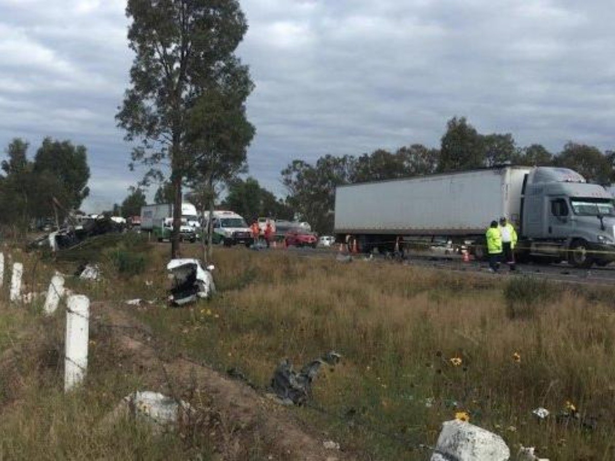  Un tráiler impacta a tres vehículos en la autopista México-Querétaro