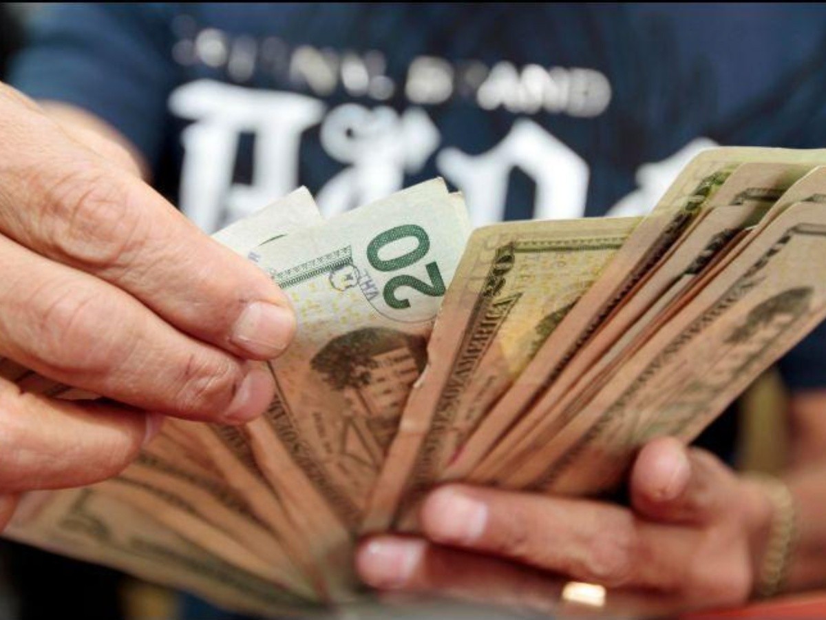  Dólar baja dos centavos, se vende hasta en 19.40 pesos en bancos