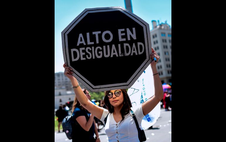 Este miércoles, cientos de manifestantes se concentraron frente al Palacio de La Moneda, pero carabineros los están dispersando con cañones de agua, reportó el diario local La Tercera. AFP/ M. Bernetti