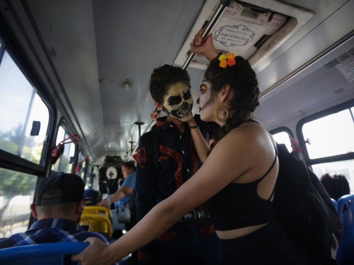  Para celebrar a los muertos, catrinas salen a las calles de Guadalajara 